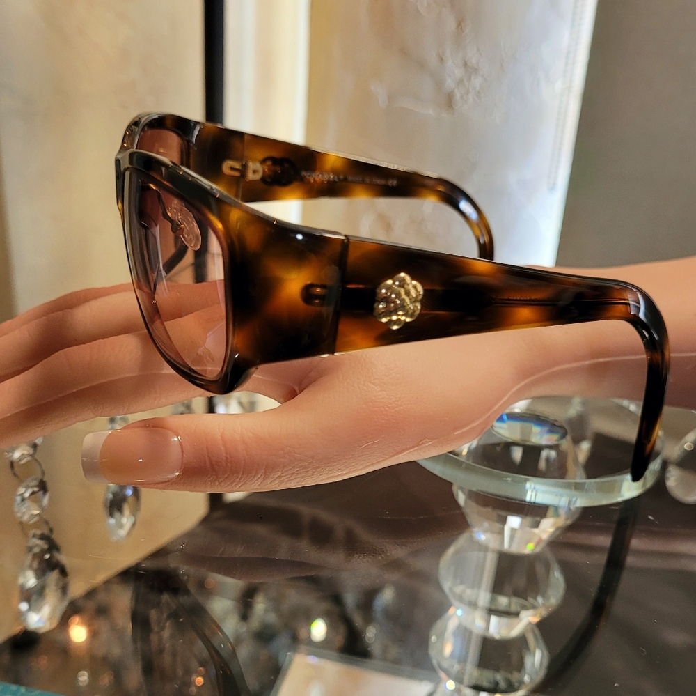 Chanel Vintage Tortoise Shell Sunglasses, Sporty, Timeless,Chanel Classics